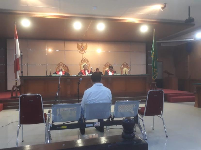 Terdakwa kasus dugaan korupsi perizinan proyek pembangunan Meikarta, Iwa Karniwa kembali menjalani sidang lanjutan di Pengadilan Tindak Pidana Korupsi (Tipikor) Bandung, Rabu (4/3). Dalam sidang, agenda yang dibahas yaitu pembacaan pledoi dari mantan sekretaris daerah (Sekda) Jawa Barat tersebut.