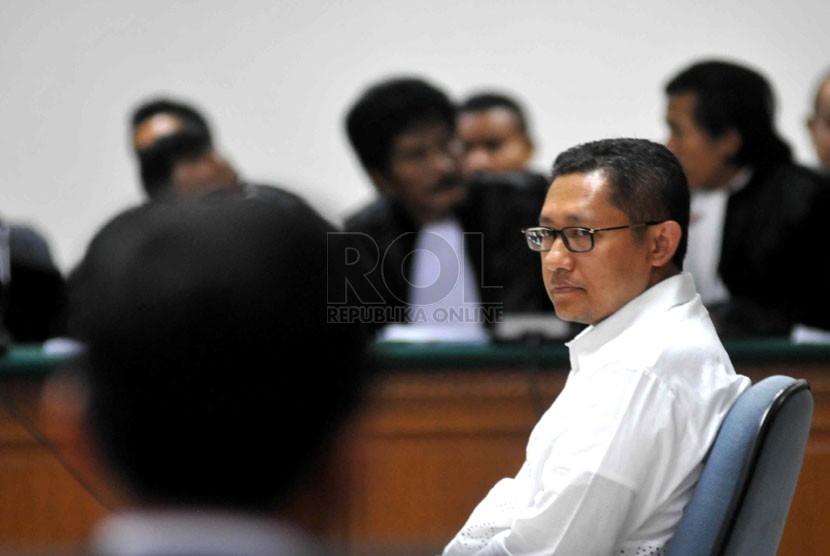  Terdakwa kasus dugaan korupsi proyek Hambalang Anas Urbaningrum (kanan) menjalani sidang perdana di Pengadilan Tipikor, Jakarta, Jumat (30/5). (Republika/ Wihdan)