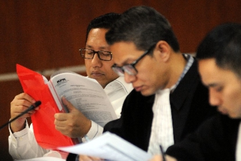 Terdakwa kasus dugaan korupsi Proyek Hambalang Anas Urbaningrum (kiri).