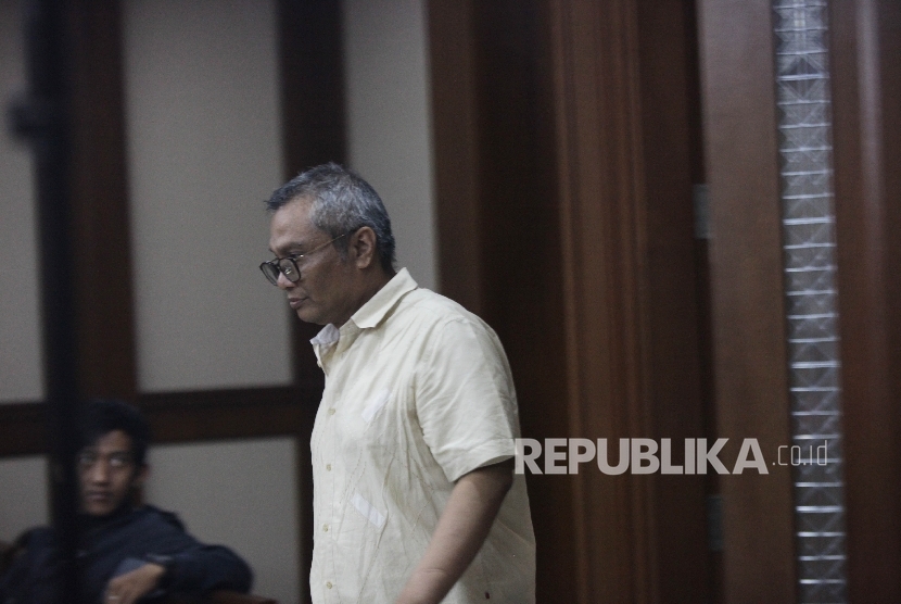 Terdakwa kasus dugaan korupsi uniterruptible power supply (UPS), Alex Usman saat akan menjalani di pengadilan Tipikor, Jakarta, Kamis (3/3).
