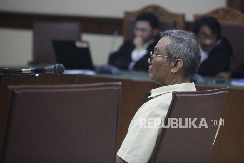 Terdakwa kasus dugaan korupsi uniterruptible power supply (UPS), Alex Usman saat mendengarkan pembacaan tuntutan Jaksa Penuntut Umum (JPU) di pengadilan Tipikor, Jakarta, Kamis (3/3).