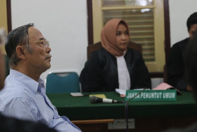 Terdakwa kasus dugaan korupsi yang juga mantan Bupati Nias, Binahati B Baeha mengikuti sidang perdana, di Pengadilan Negeri Medan, Sumatera Utara, Kamis (26/10).