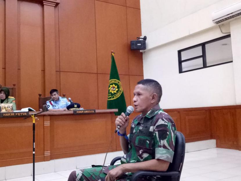 Terdakwa kasus dugaan pembunuhan Handi Saputra dan Salsabila, Kolonel Infanteri Priyanto saat menjalani sidang lanjutan di Pengadilan Militer Tinggi II Jakarta, Jakarta Timur, Kamis (7/4).