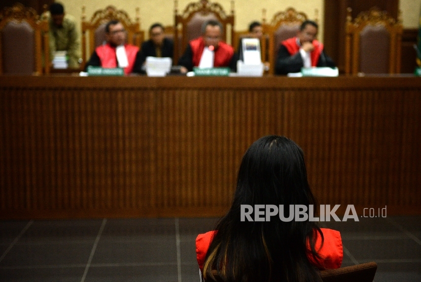 Terdakwa kasus dugaan pembunuhan terhadap Wayan Mirna Salihin, Jessica Kumala Wongso mengikuti sidang perdana kasus kopi sianida di Pengadian Negeri Jakarta Pusat, Rabu (15/6). (Republika/ Wihdan)