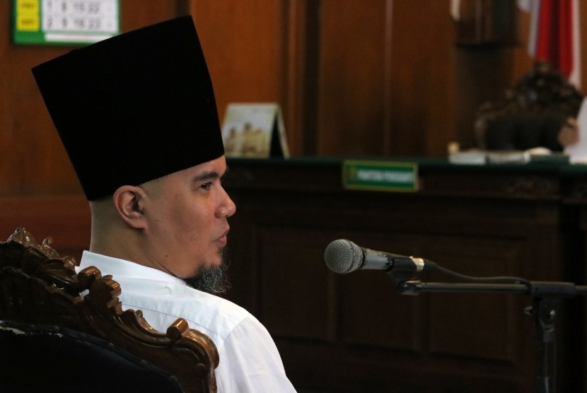 Defendant in defamation case, Ahmad Dhani attends the hearing at Surabaya District Court, East Java, Thursday (Feb 14).