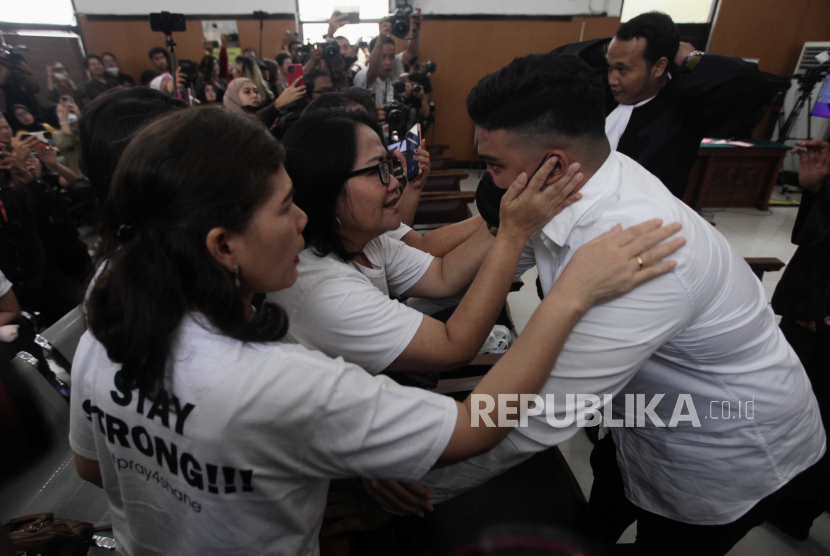 Terdakwa kasus dugaan penganiayaan terhadap David Ozora, Shane Lukas berbincang dengan keluarganya usai menjalani sidang vonis di Pengadilan Negeri Jakarta Selatan, Jakarta, Kamis (7/9/2023). Shane Lukas divonis lima tahun penjara dalam kasus penganiayaan terhadap David Ozora.