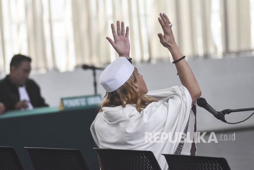 Terdakwa kasus dugaan penganiayaan terhadap remaja Bahar bin Smith mengangkat tangan saat sidang putusan di Gedung Perpustakaan dan Kearsipan, Jalan Seram, Kota Bandung, Selasa (9/7). 