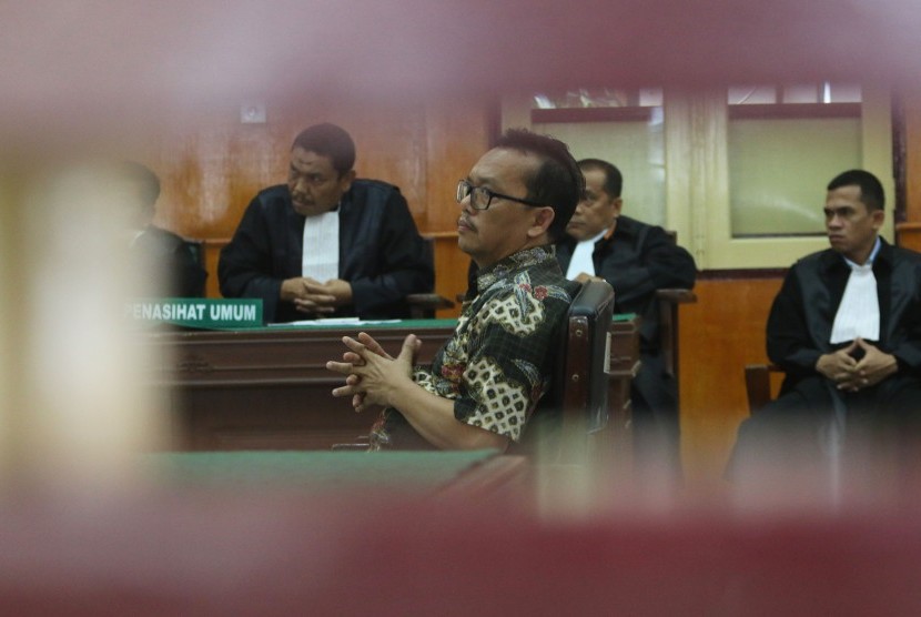Terdakwa kasus dugaan penggelapan uang Rp15,3 miliar yang merupakan politikus Partai Demokrat, Ramadhan Pohan mengikuti sidang dengan agenda putusan sela, di Pengadilan Negeri Medan, Sumatera Utara, Selasa (24/1).
