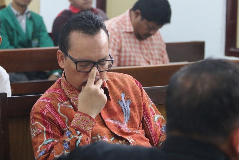 Terdakwa kasus dugaan penggelapan uang yang juga politikus Partai Demokrat Ramadhan Pohan, bersiap mengikuti sidang lanjutan dengan agenda tanggapan jaksa atas eksepsi terdakwa, di Pengadilan Negeri Medan, Sumatera Utara, Selasa (17/1).