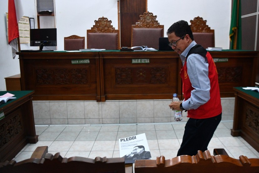 Terdakwa kasus dugaan penghilangan barang bukti pengaturan skor, Joko Driyono berdiri saat jeda sidang lanjutannya di Pengadilan Negeri Jakarta Selatan, Jakarta, Kamis (11/7/2019).