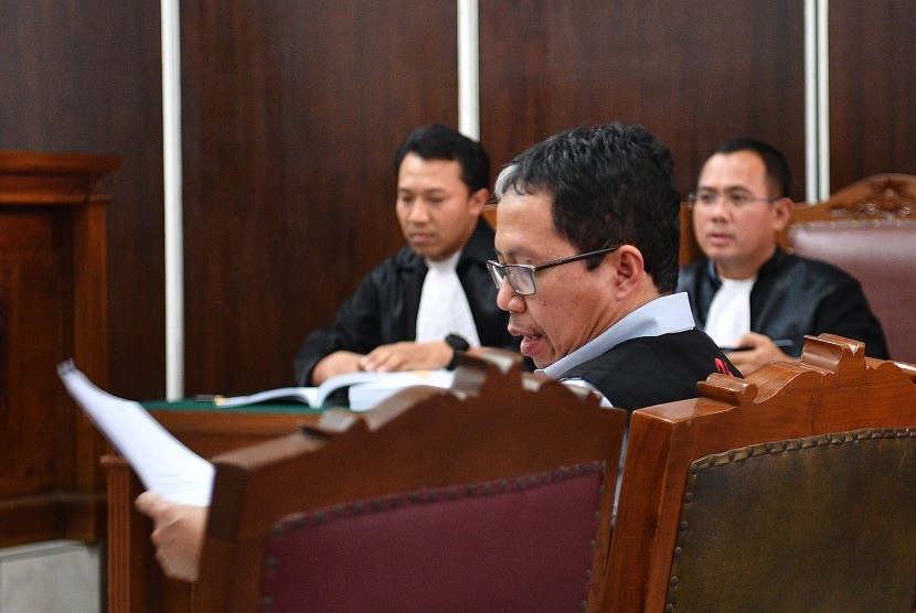 Terdakwa kasus dugaan penghilangan barang bukti pengaturan skor, Joko Driyono (tengah) menjalani sidang lanjutan di Pengadilan Negeri Jakarta Selatan, Jakarta, Kamis (11/7/2019). 
