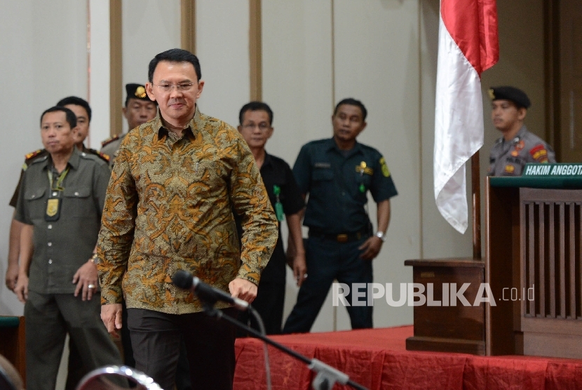  Terdakwa kasus dugaan penistaan agama Basuki Tjahaja Purnama berjalan memasuki ruangan untuk menjalani sidang lanjutan dengan agenda pembacaan tuntutan di ruang auditorium Kementerian Pertanian, Jakarta, Selasa (11/4).