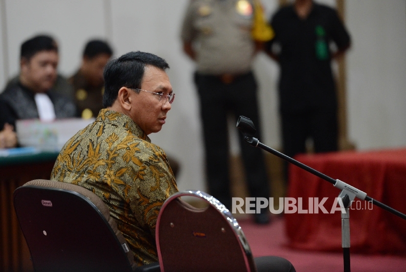  Terdakwa kasus dugaan penistaan agama Basuki Tjahaja Purnama menjalani sidang lanjutan dengan agenda pembacaan tuntutan di ruang auditorium Kementerian Pertanian, Jakarta, Selasa (11/4).