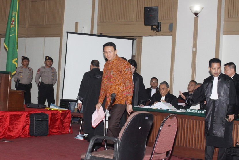 Terdakwa kasus dugaan penistaan agama Basuki Tjahaja Purnama atau Ahok memasuki ruang sidang di Auditorium Kementerian Pertanian, Jakarta, Selasa (14/3).