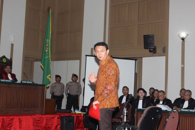 Terdakwa kasus dugaan penistaan agama Basuki Tjahaja Purnama atau Ahok memasuki ruang sidang di Auditorium Kementerian Pertanian, Jakarta, Selasa (14/3). 