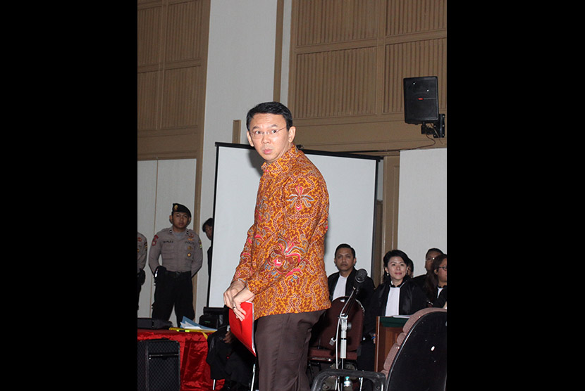Terdakwa kasus dugaan penistaan agama Basuki Tjahaja Purnama atau Ahok memasuki ruang sidang di Auditorium Kementerian Pertanian, Jakarta, Selasa (14/3). 