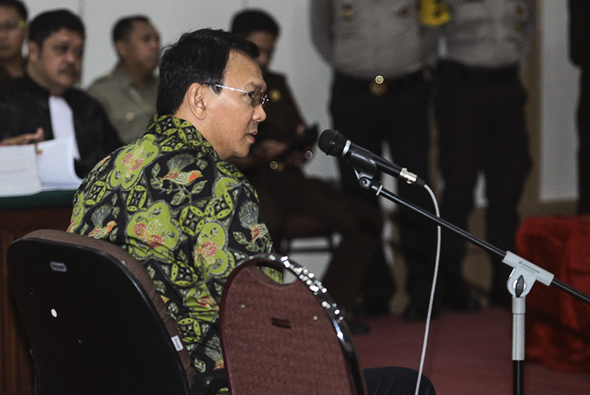 Terdakwa kasus dugaan penistaan agama Basuki Tjahaja Purnama atau Ahok mengikuti sidang lanjutan di Pengadilan Negeri Jakarta Utara, Auditorium Kementerian Pertanian, Jakarta, Kamis (20/4).