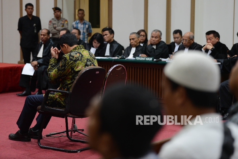 Terdakwa kasus dugaan penistaan agama Basuki Tjahaja Purnama atau Ahok mengikuti sidang lanjutan di Pengadilan Negeri Jakarta Utara, Auditorium Kementerian Pertanian, Jakarta, Kamis (20/4). 