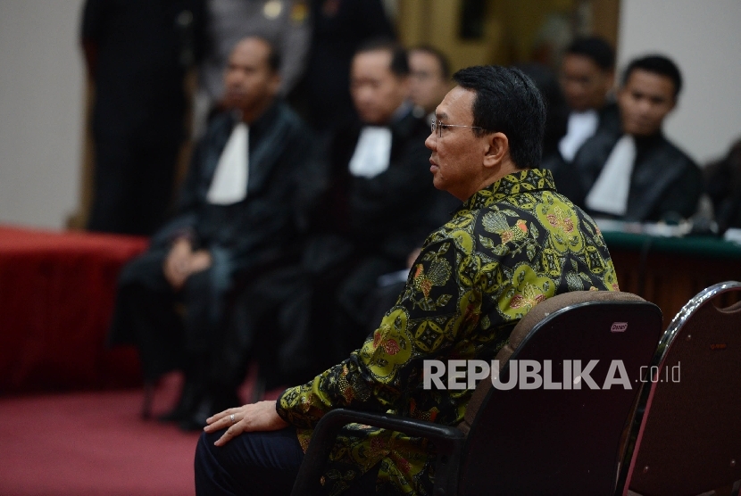 Terdakwa kasus dugaan penistaan agama Basuki Tjahaja Purnama atau Ahok mengikuti sidang lanjutan di Pengadilan Negeri Jakarta Utara, Auditorium Kementerian Pertanian, Jakarta, Kamis (20/4).