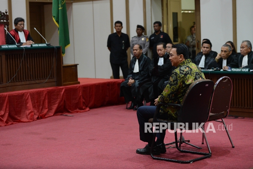 Terdakwa kasus dugaan penistaan agama Basuki Tjahaja Purnama atau Ahok mengikuti sidang lanjutan di Pengadilan Negeri Jakarta Utara, Auditorium Kementerian Pertanian, Jakarta, Kamis (20/4). 