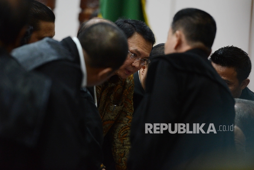 Terdakwa kasus dugaan penistaan agama Basuki Tjahaja Purnama berbincang bersama kuasa hukumnya saat menjalani sidang lanjutan dengan agenda pembacaan tuntutan di ruang auditorium Kementerian Pertanian, Jakarta, Selasa (11/4).