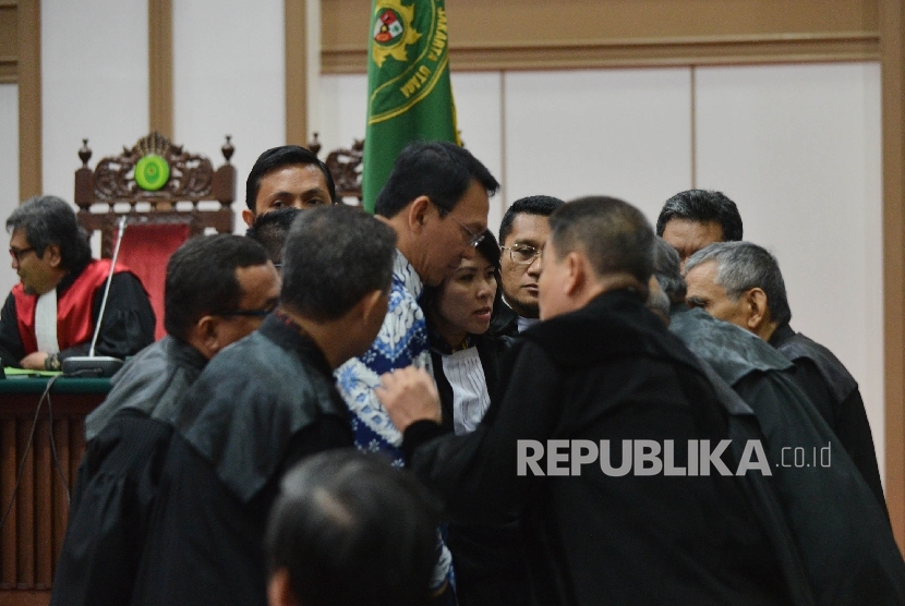 Terdakwa kasus dugaan penistaan agama Basuki Tjahaja Purnama berbincang dengan kuasa hukumnya usai mendengarkan vonis Hakim Pengadilan Negeri Jakarta Utara di Auditorium Kementerian Pertanian, Jakarta, Selasa (9/5). Dalam sidang tersebut, Ahok dijatuhi hukuman dua tahun penjara 