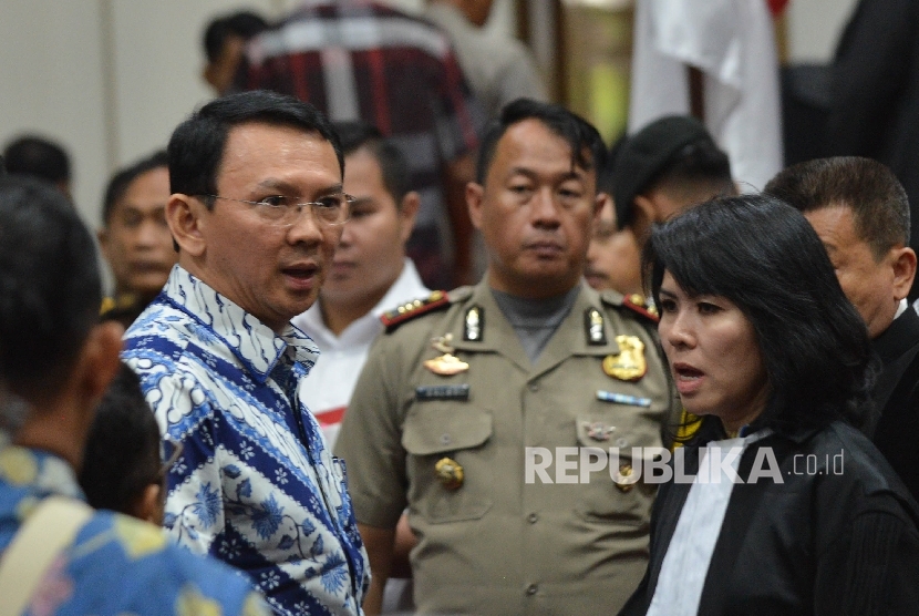 Terdakwa kasus dugaan penistaan agama Basuki Tjahaja Purnama berbincang dengan kuasa hukumnya usai mendengarkan vonis Hakim Pengadilan Negeri Jakarta Utara di Auditorium Kementerian Pertanian, Jakarta, Selasa (9/5). Dalam sidang tersebut, Ahok dijatuhi hukuman dua tahun penjara
