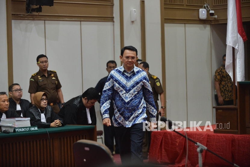 Terdakwa kasus dugaan penistaan agama Basuki Tjahaja Purnama berjalan untuk menjalani sidang dengan agenda pembacaan putusan oleh Hakim Pengadilan Negeri Jakarta Utara di Auditorium Kementerian Pertanian, Jakarta, Selasa (9/5).