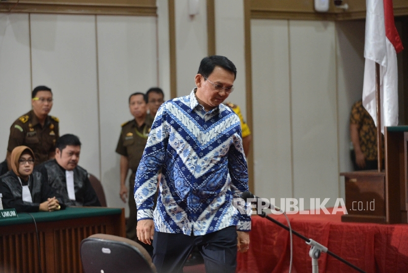 Terdakwa kasus dugaan penistaan agama Basuki Tjahaja Purnama berjalan untuk menjalani sidang dengan agenda pembacaan putusan oleh Hakim Pengadilan Negeri Jakarta Utara di Auditorium Kementerian Pertanian, Jakarta, Selasa (9/5).