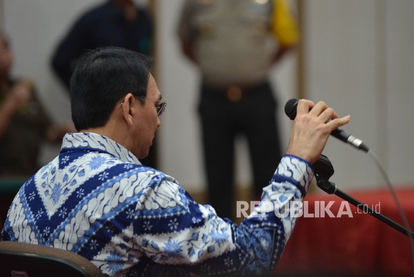 Terdakwa kasus dugaan penistaan agama Basuki Tjahaja Purnama menjalani sidang dengan agenda pembacaan putusan oleh Hakim Pengadilan Negeri Jakarta Utara di Auditorium Kementerian Pertanian, Jakarta, Selasa (9/5)