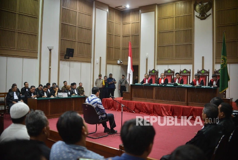 Terdakwa kasus dugaan penistaan agama Basuki Tjahaja Purnama menjalani sidang dengan agenda pembacaan putusan oleh Hakim Pengadilan Negeri Jakarta Utara di Auditorium Kementerian Pertanian, Jakarta, Selasa (9/5).