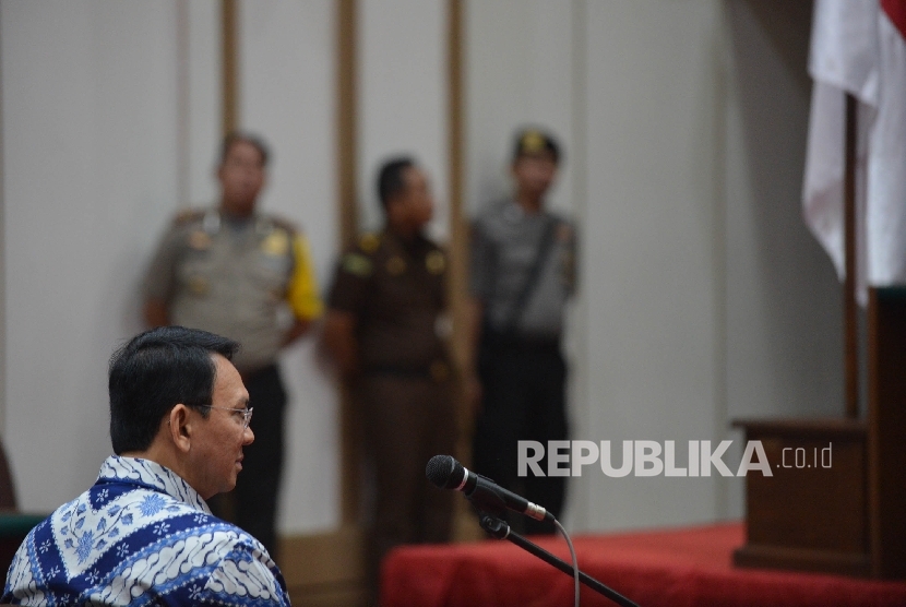 Terdakwa kasus dugaan penistaan agama Basuki Tjahaja Purnama menjalani sidang dengan agenda pembacaan putusan oleh Hakim Pengadilan Negeri Jakarta Utara di Auditorium Kementerian Pertanian, Jakarta, Selasa (9/5).