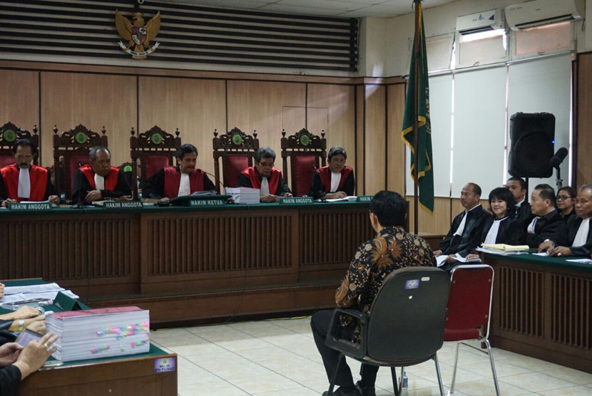 Terdakwa kasus dugaan penistaan agama, Basuki Tjahja Purnama atau Ahok menjalani sidang lanjutan yang menjeratnya di ruang sidang Koesumah Atmadja, Eks Gedung Pengadilan Negeri Jakarta Pusat,  Selasa (20/12).