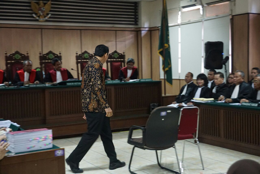 Defendant of religious blasphemy case, Basuki Tjahja Purnama (Ahok), entered the courtroom of the North Jakarta District court on Tuesday (Dec 20). The trial proceed with hearing of prosecutor response to the defendant exception.