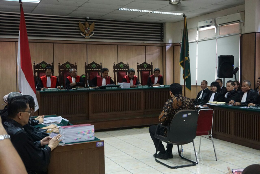 Massa yang berasal dari berbagai ormas menggelar orasi di depan Pengadilan Negeri Jakarta Utara, menuntut Ahok langsung ditahan.