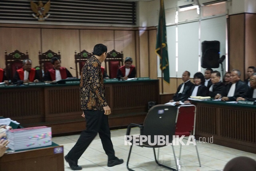 Terdakwa kasus dugaan penistaan agama, Basuki Tjahja Purnama atau Ahok menjalani sidang lanjutan yang menjeratnya di ruang sidang Koesumah Atmadja, Eks Gedung Pengadilan Negeri Jakarta Pusat,  Selasa (20/12).