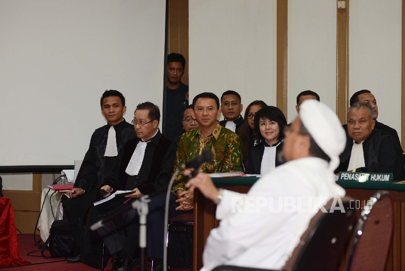  Terdakwa kasus dugaan penistaan agama Gubernur DKI Jakarta, Basuki Tjahaja Purnama memperhatikan Habib Rizieq saat menjalani sidang yang digelar oleh Pengadilan Negeri Jakarta Utara di Auditorium Kementerian Pertanian, Jakarta, Selasa (28/2).