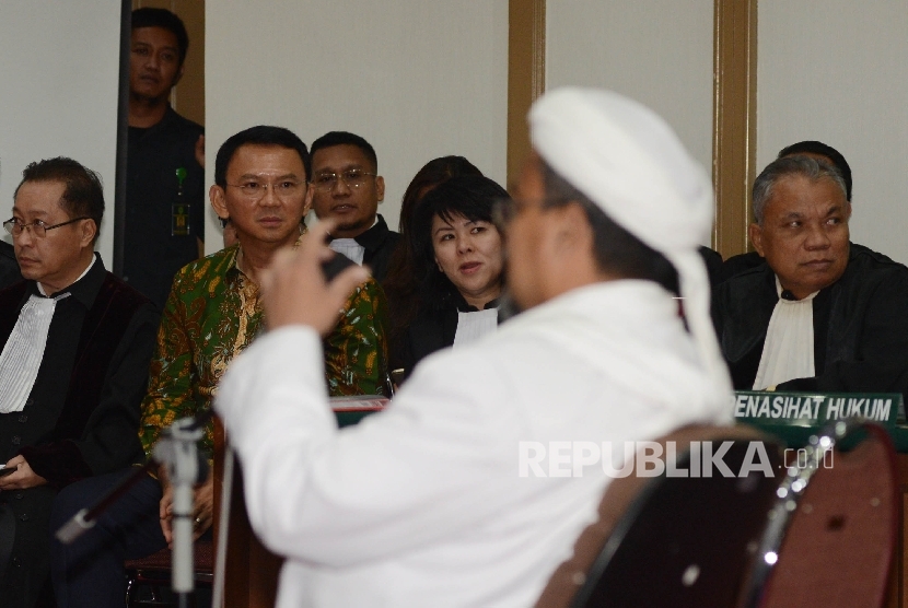 Terdakwa kasus dugaan penistaan agama Gubernur DKI Jakarta, Basuki Tjahaja Purnama memperhatikan Habib Rizieq saat menjalani sidang yang digelar oleh Pengadilan Negeri Jakarta Utara di Auditorium Kementerian Pertanian, Jakarta, Selasa (28/2).