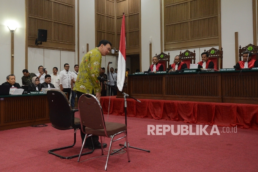 Terdakwa kasus dugaan penistaan agama Gubernur DKI Jakarta, Basuki Tjahaja Purnama menjalani sidang yang digelar oleh Pengadilan Negeri Jakarta Utara di Auditorium Kementerian Pertanian, Jakarta, Selasa (21/3).