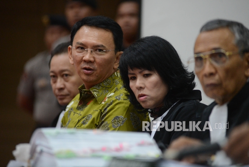 Terdakwa kasus dugaan penistaan agama Gubernur DKI Jakarta, Basuki Tjahaja Purnama (kedua kiri) menjalani sidang yang digelar oleh Pengadilan Negeri Jakarta Utara di Auditorium Kementerian Pertanian, Jakarta, Selasa (21/3).