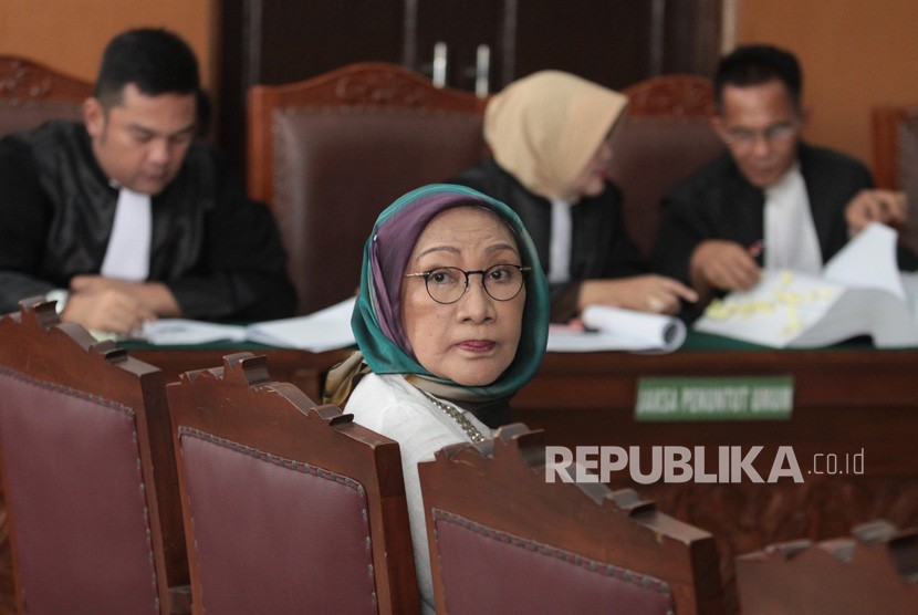 Terdakwa kasus dugaan penyebaran berita bohong atau hoaks Ratna Sarumpaet (tengah) saat mengikuti sidang lanjutan di PN Jakarta Selatan, Jakarta, Selasa (23/4/2019). 