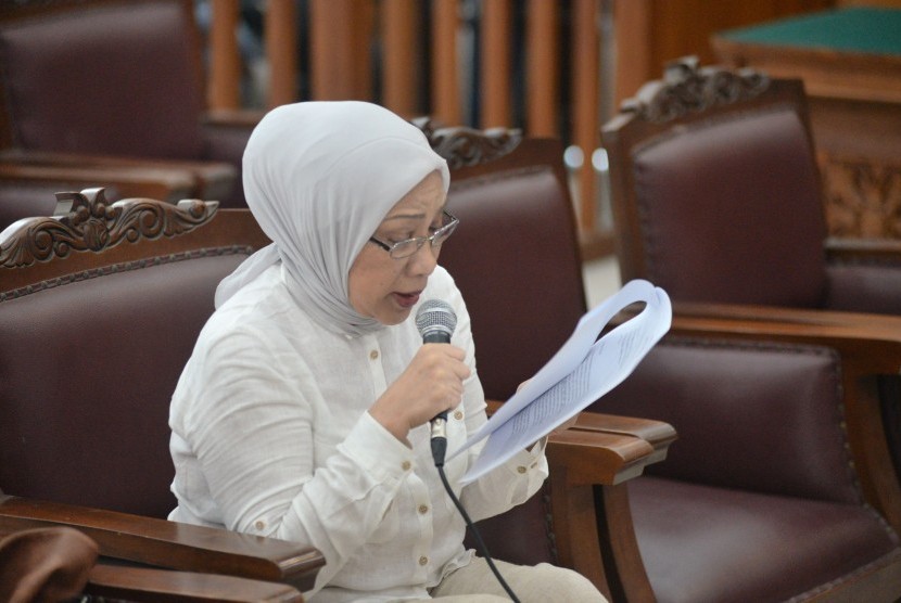 Terdakwa kasus dugaan penyebaran berita bohong atau hoaks Ratna Sarumpaet membacakan pleidoi dalam sidang lanjutan di PN Jakarta Selatan, Jakarta, Selasa (18/6/2019).
