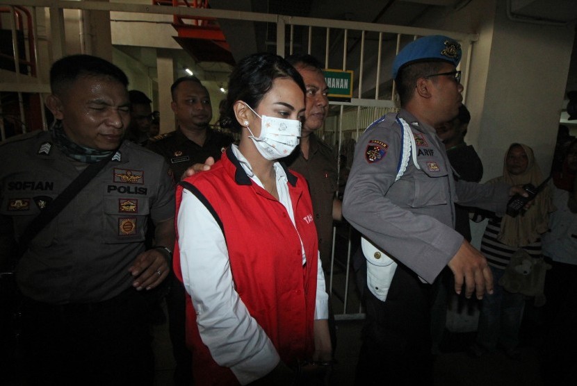 Terdakwa kasus dugaan penyebaran konten asusila Vanessa Angel (tengah) dikawal petugas sebelum menjalani sidang perdana di Pengadilan Negeri (PN) Surabaya, Jawa Timur, Rabu (24/4/2019).