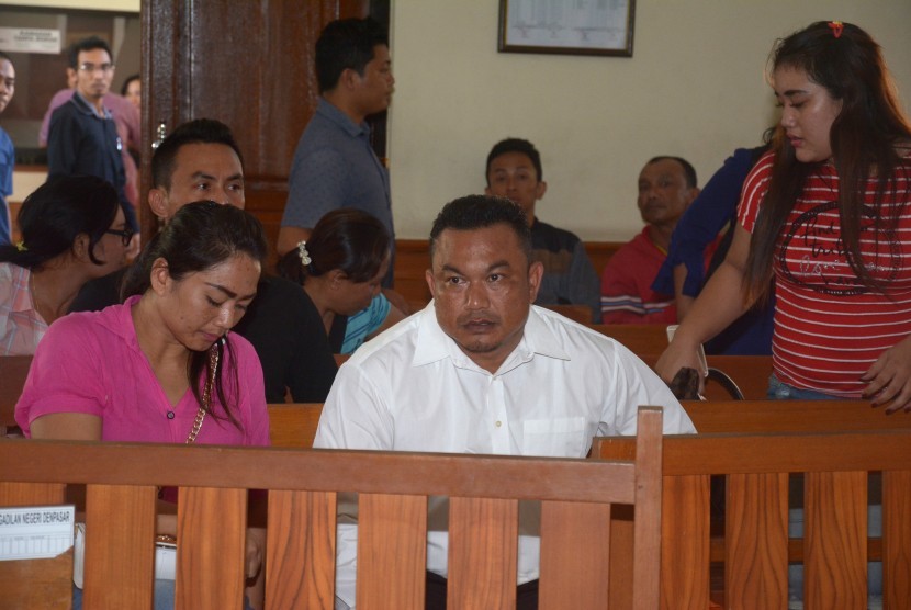 Terdakwa kasus dugaan permufakatan jahat dalam tindak pidana narkotika, Jro Gede Komang Swastika alias Jro Jangol (tengah), menunggu waktu persidangan di Pengadilan Negeri Denpasar, Bali, Kamis (17/5). 
