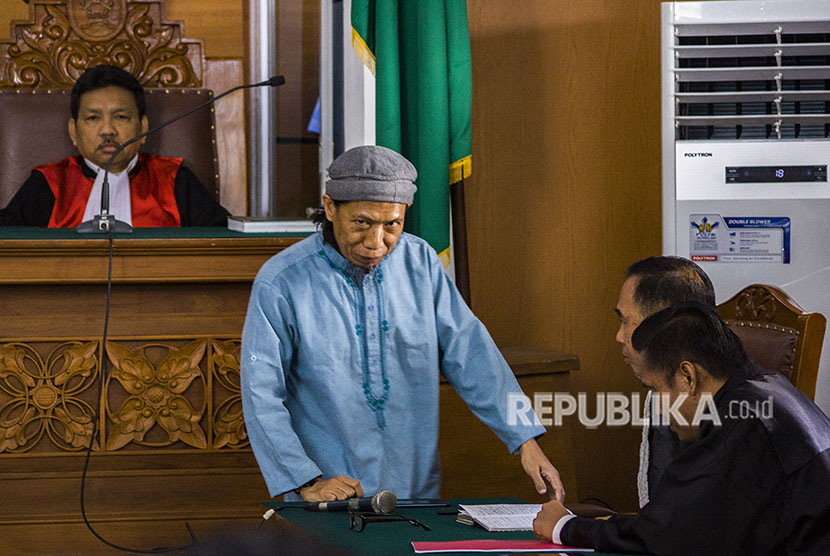 Terdakwa kasus dugaan serangan teror bom Thamrin dengan terdakwa Oman Rochman alias Aman Abdurrahman (tengah) berbincang dengan penasehat hukum saat menjalani sidang dengan agenda pembacaan replik atau tanggapan dari Jaksa penuntut umum atas nota pembelaannya (pleidoi) di Pengadilan Negeri Jakarta Selatan, Jakarta, Rabu (30/5). 