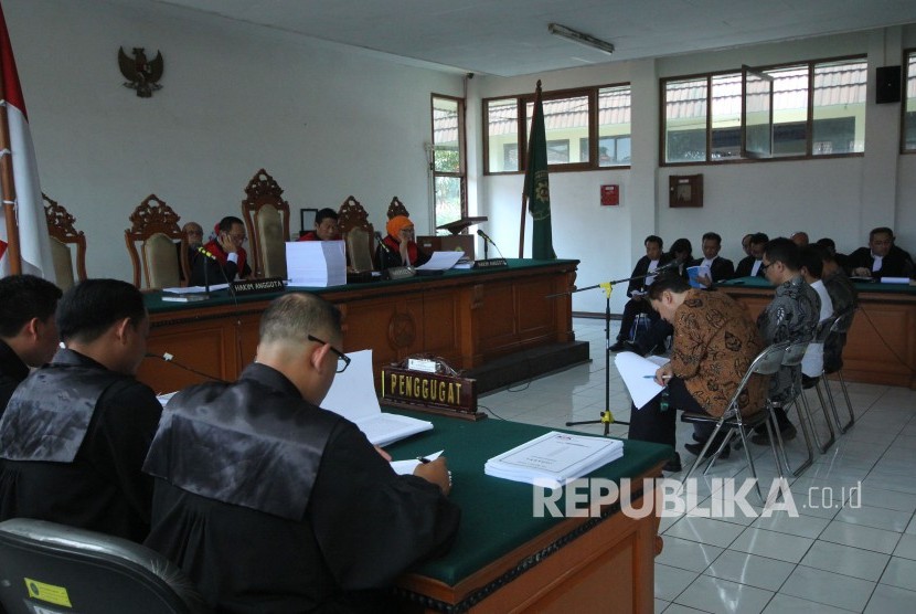Terdakwa kasus dugaan suap Billy Sindoro bersama tiga orang lainnya menjalani sidang perdana di Pengadilan Tipikor Bandung, Jalan LRE Martadinata, Kota Bandung, Rabu (19/12). 