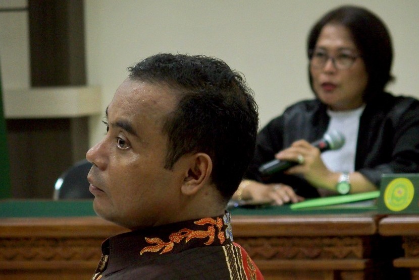 Terdakwa kasus dugaan suap dan gratifikasi Bupati Nonaktif Purbalingga Tasdi (kiri) menjalani sidang di Pengadilan Tipikor Semarang, Jawa Tengah, Rabu (19/12/2018).