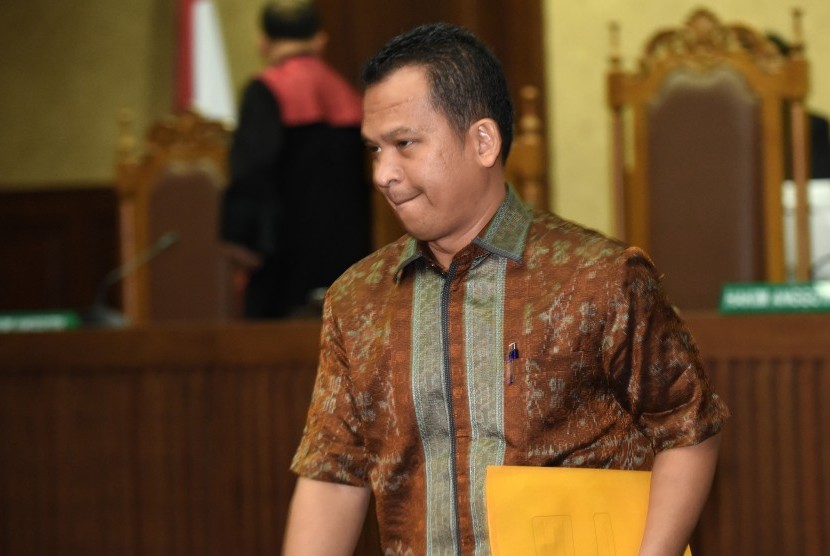 Terdakwa kasus dugaan suap di Kejaksaan Tinggi DKI Jakarta, Marudut Pakpahan meninggalkan ruangan usai menjalani sidang lanjutan di Pengadilan Tipikor, Jakarta, Jumat (26/8). 