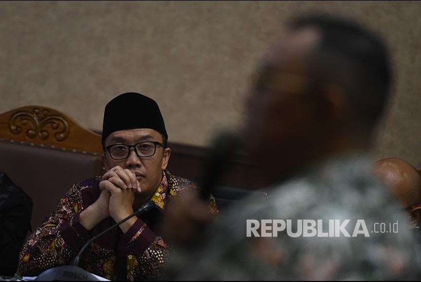 Terdakwa kasus dugaan suap di Kemenpora Imam Nahrawi (kiri) mendengarkan kesaksian mantan sesmenpora Alfitra Salamm dalam sidang lanjutan di Pengadilan Tipikor, Jakarta, Rabu (11/3).