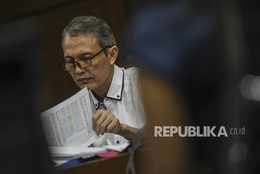 Terdakwa kasus dugaan suap di PT Krakatau Steel (Persero) Tbk Wisnu Kuncoro memeriksa berkas perkara saat sidang lanjutan di Pengadilan Tipikor, Jakarta, Rabu (11/9/2019).